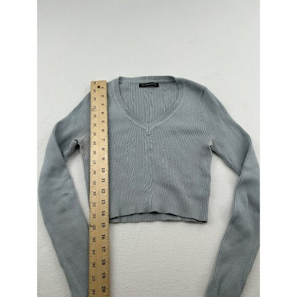 Brandy Melville Light Gray Ribbed V-Neck Cropped Knit Sweater Top #6439 - Picture 6 of 7